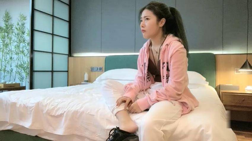 草莓修车— 妹子芳龄十九岁