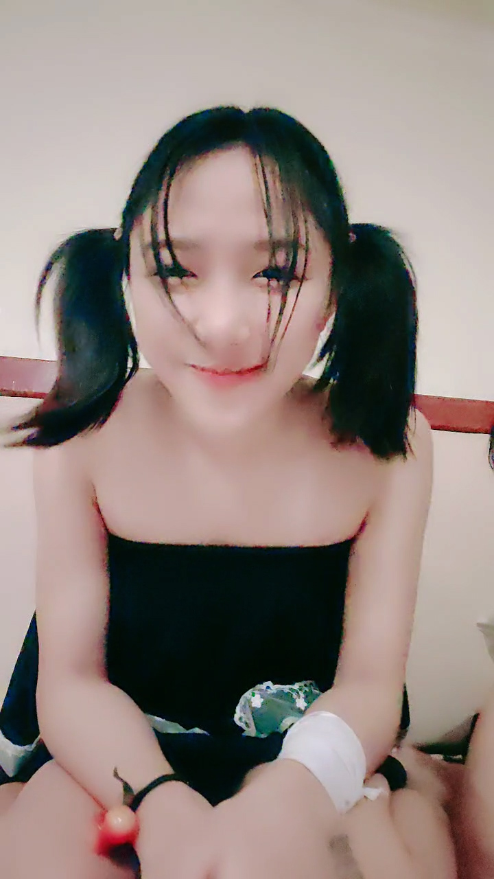 调教双马尾清纯小妹口交大鸡巴，乖巧可爱全程露脸，揉奶玩逼各种舔弄大鸡巴，淫声荡语撩骚狼友按摩棒玩逼逼